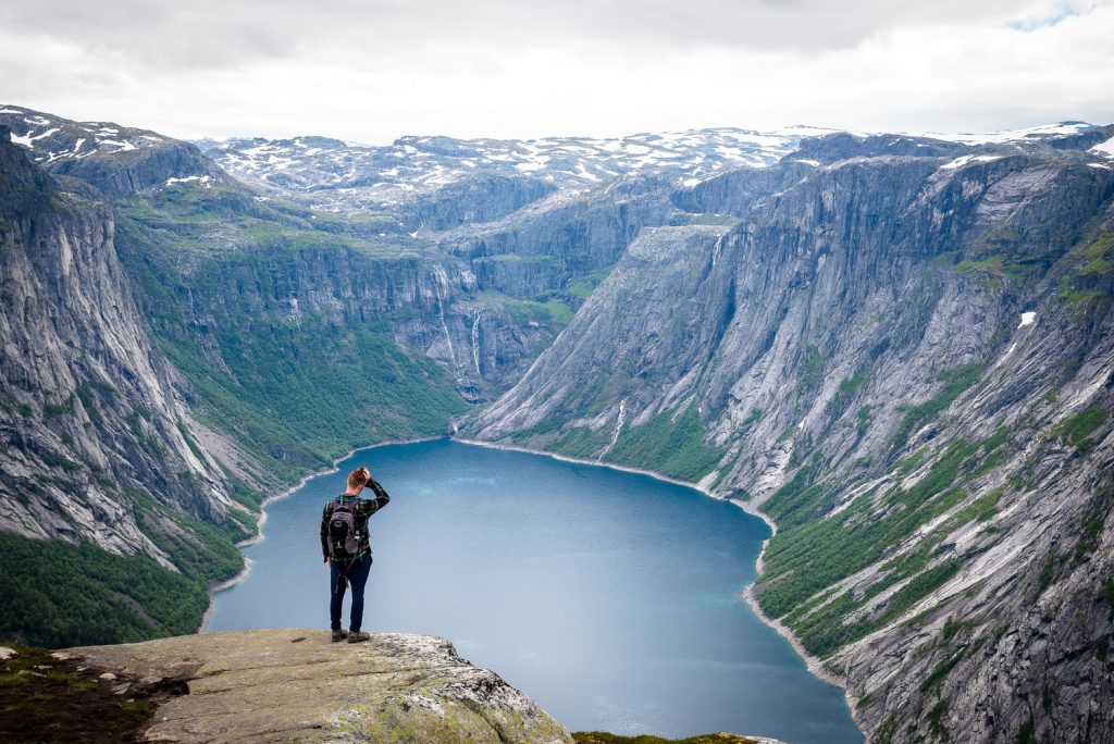Vista de lago noruego